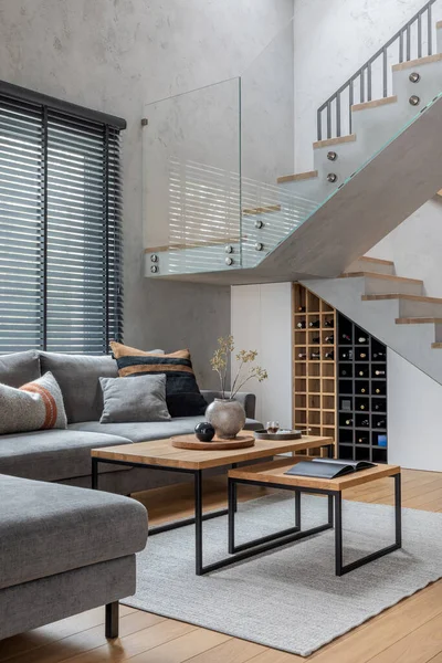 角灰色のソファ 緑のベルベットのアームチェア コーヒーテーブル 木製の床 デザイン家具や個人的なアクセサリーとリビングルームのインテリアのスタイリッシュな構成 現代の家の装飾 テンプレート — ストック写真