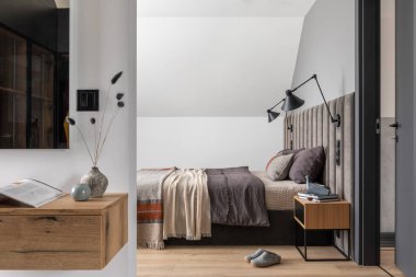 Yatak odasının içinde kadife yatak odası, raf, tasarım lambası, yatak odası tekstili ve zarif aksesuarları olan yaratıcı bir kompozisyon. Şablon. Minimalist ev dekorasyonu.