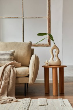 Modern oturma odasının iç detaylarının minimalist kompozisyonu. Ahşap sehpanın üzerinde yaratıcı vazolar. Ev sahnesi. Şablon. Boşluğu kopyala.
