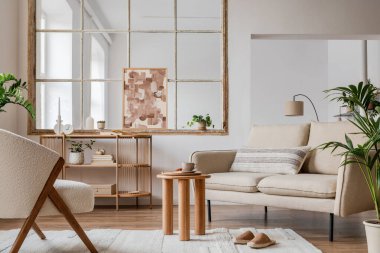 Modern oturma odası kompozisyonu bej kanepe, ahşap sehpa, bitkiler, resim ve modern ev aksesuarları. Şablon. Boşluğu kopyala. 