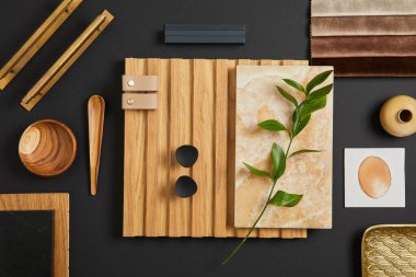 Yaratıcı mimar bozuntusu. Tekstil ve boya örnekleri, ahşap lamella paneller ve fayanslarla kahverengi ve siyah renk paletinde düz bir bileşim vardı. Uzayı kopyala Şablon.