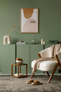 Modern oturma odası kompozisyonu poster çerçevesi, frotte koltuk, ahşap tuvalet ve modern ev aksesuarları. Okaliptüs duvarı. Şablon. Uzayı kopyala Gerçek fotoğraf..