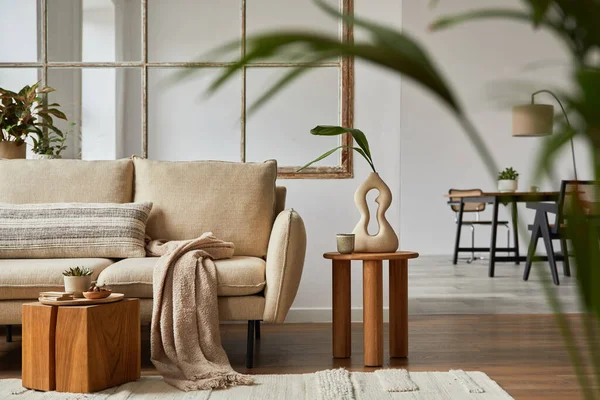 Moderní Design Interiéru Obývacího Pokoje Béžovou Pohovkou Dřevěným Stolkem Rostlinami — Stock fotografie