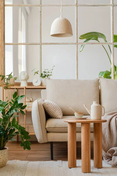 リビングルームのインテリアのスタイリッシュな構成 創造的な近代的な家具やホームアクセサリー ホーム ステージング テンプレート スペースのコピー — ストック写真