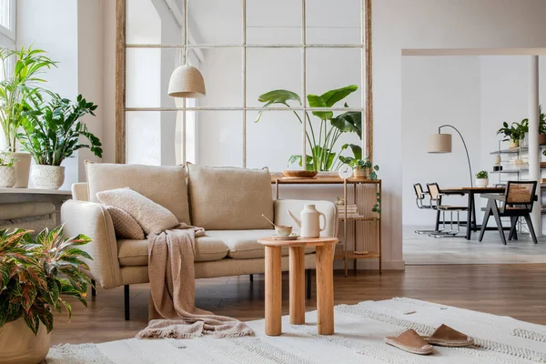 Elegantní Design Interiéru Obývacího Pokoje Béžovou Moderní Pohovkou Postranním Stolem — Stock fotografie