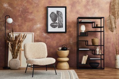 Model poster çerçeveli modern oturma odası iç tasarımı, frotte koltuk, siyah metal raf, yan masa, kuru bitkiler ve yaratıcı ev aksesuarları. Yaratıcı duvar kâğıdı. Şablon. Boşluğu kopyala