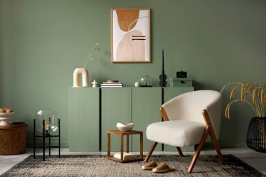 Şık bir iç dizayn. Poster çerçevesi, frotte koltuk, ahşap tuvalet, yan masa, bitkiler ve yaratıcı ev aksesuarları. Okaliptüs duvarı. Ev sahnesi. Şablon. Boşluğu kopyala.