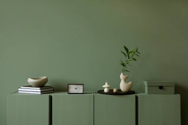 Modern ev dekorasyonu ve okaliptüs ahşap klozette kişisel aksesuarları olan modern oturma odası kompozisyonu. Bilge yeşil duvar. Şablon. Boşluğu kopyala.