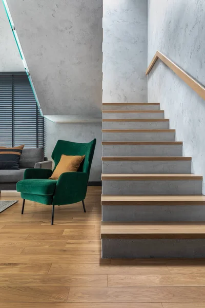 Modern Oturma Odasındaki Merdivenler Yeşil Kadife Koltuk Minimalist Kişisel Aksesuarlar — Stok fotoğraf