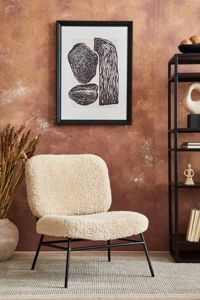 现代客厅室内构图与模拟海报框架 青蛙扶手椅 金属货架和现代家居配件 创意壁纸 家居用品模板 复制空间 — 图库照片
