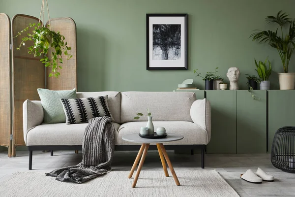 雅致的客厅室内设计与造型海报框架 现代灰色沙发 木制堆芯 折叠屏风 植物和时尚配件 桉树墙 复制空间 — 图库照片