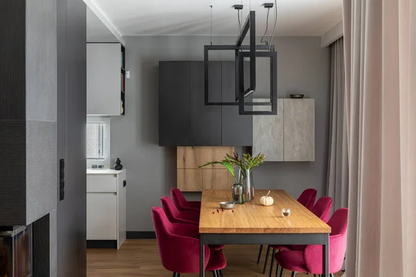 Ruang Makan Yang Elegan Desain Interior Dengan Kursi Beludru Desain Stok Gambar
