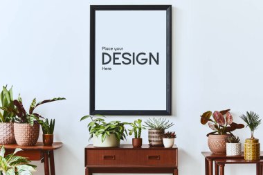 Ahşap poster çerçeveli ev bahçesinin şık botanik kompozisyonu, bir sürü güzel ev bitkisi, kaktüs, farklı tasarım saksıları ve çiçek aksesuarlarıyla dolu. Şablon