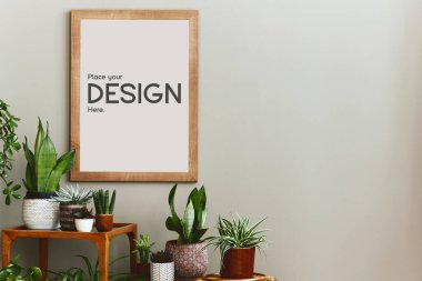 Ahşap poster çerçeveli ev bahçesinin şık botanik kompozisyonu, bir sürü güzel ev bitkisi, kaktüs, farklı tasarım saksıları ve çiçek aksesuarlarıyla dolu. Şablon