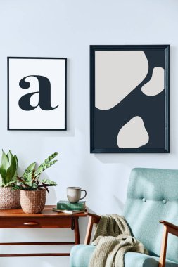 Eski moda koltuk, raf, ev bitkileri, kaktüs, dekorasyon, halı ve beyaz duvarda iki tane poster çerçevesi olan retro oturma odasının iç tasarımı. Botanik evi dekorasyonu. Şablon.