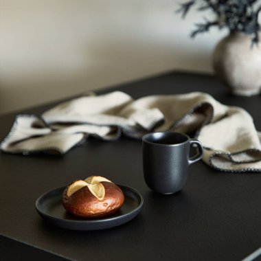 Modern küçük yemek alanının iç kısımlarının şık kompozisyonu. Kara mutfak adası ve yemek aksesuarları. Tarafsız duvarlar. Minimalist erkeksi kavram. Ayrıntılar. Şablon.