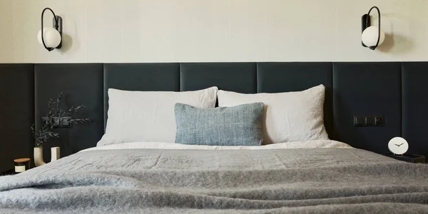 Stilvolle Komposition Von Kleinen Modernen Schlafzimmern Bett Kreative Lampe Und — Stockfoto