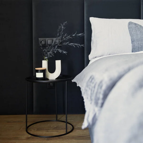 Stylowa Kompozycja Małego Nowoczesnego Wnętrza Sypialni Łóżko Kreatywna Lampa Eleganckie — Zdjęcie stockowe