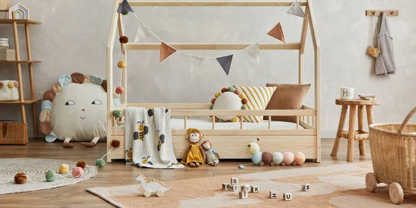 Κομψή Σύνθεση Από Άνετο Παιδικό Δωμάτιο Ξύλινο Κρεβάτι Και Τραπεζάκι — Φωτογραφία Αρχείου