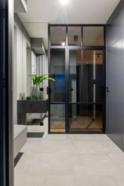 Cam kapılı minimalist salon iç tasarımı. Zarif detaylarla modern ev dekorasyonu. Şablon.