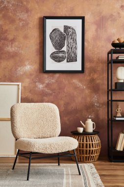 Modern oturma odası kompozisyonu poster çerçevesi, frotte koltuk, metal raf ve şık ev aksesuarları. Yaratıcı duvar kâğıdı. Ev sahnesi. Şablon. Boşluğu kopyala..