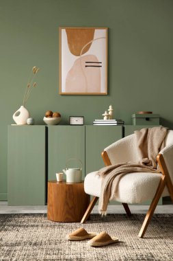 Şık oturma odası iç tasarımı. Model poster çerçevesi, modern frotte koltuk, ahşap tuvalet ve şık aksesuarlar. Okaliptüs duvarı. Şablon. Boşluğu kopyala.