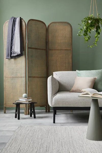 Moderne Wohnzimmerkomposition Mit Grauem Modernem Sofa Kommode Aus Eukalyptusholz Klappbildschirm — Stockfoto