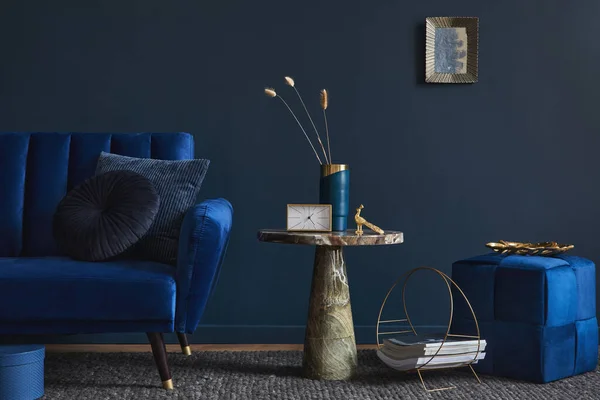 Modern Oturma Odası Kompozisyonu Kadife Mavi Kanepe Dizayn Masası Zarif — Stok fotoğraf