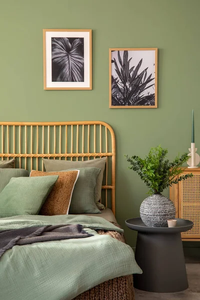 现代卧房室内装饰风格别致 造型招贴画 床具及创意个人配饰 桉树墙 复制空间 — 图库照片