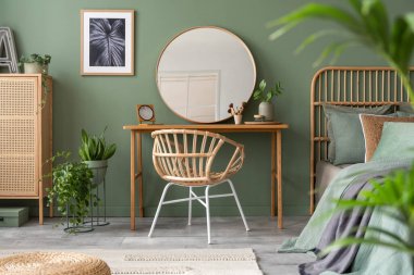 Ahşap büfe, yatak, ayna, resim ve şık kişisel aksesuarlarla modern iç tasarımın zarif ayrıntıları. Yeşil duvar. Posteri düzenle. Şablon