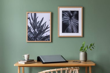 Ahşap makyaj masası, yuvarlak ayna, bitki ve şık kişisel aksesuarları olan modern iç tasarımın zarif detayları. Siyah beyaz posterler. Posteri düzenle. Şablon. 