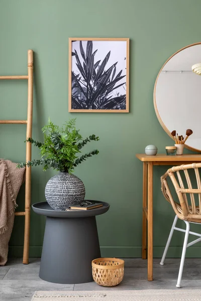 コーヒーテーブル ラウンドミラー 植物やスタイリッシュな個人的なアクセサリーでポスターとモダンなインテリアデザインのエレガントな詳細 木製の虚栄心テーブル ポスターをモックアップします テンプレート — ストック写真
