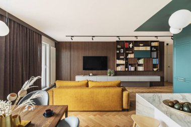Yaratıcı ve modern oturma odası iç tasarımı sarı kanepe ve televizyon ve kitaplık kaplı lamella duvar. Çekmeceli bir parke, pencereli kahverengi bir perde. Şablon.