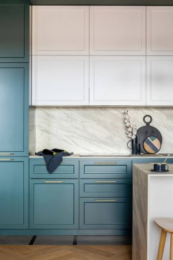 Lüks modern ve klasik turkuaz ve beyaz mutfak. Beyaz dolaplı mermer duvar. Beyaz çiçekli siyah vazo. Şablon.