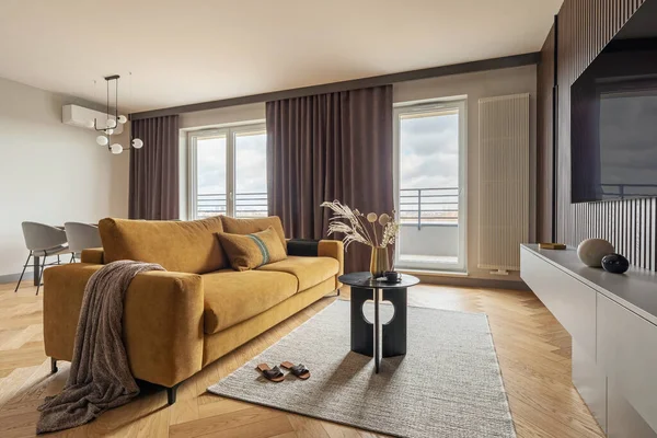 Yaratıcı Modern Oturma Odası Tasarımı Sarı Kanepe Sehpa Televizyonlu Lamella — Stok fotoğraf