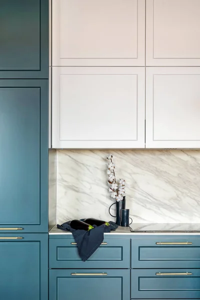 Luxury Modern Vintage Turquoise White Kitchen Marble Wall White Cabinets — Stock Photo, Image