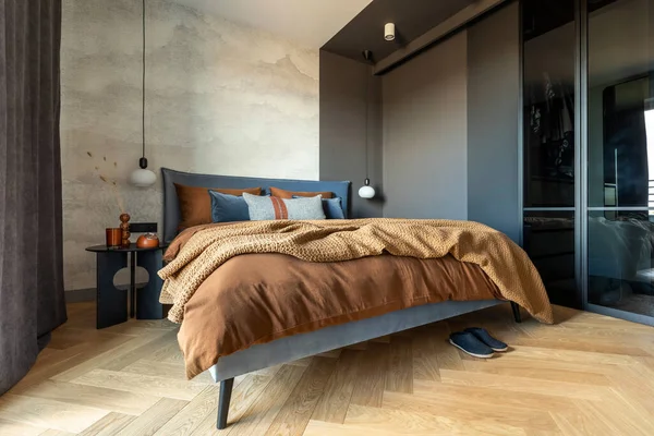 モダンなベッドルームのインテリアのスタイリッシュな組成 ベッド 創造的なランプとエレガントなパーソナルアクセサリー コンクリートの壁だ 茶色のシート 最小限の男性的な概念 テンプレート — ストック写真