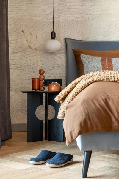 Modern Yatak Odasının Kısmının Şık Bir Kompozisyonu Yatak Yaratıcı Lamba — Stok fotoğraf