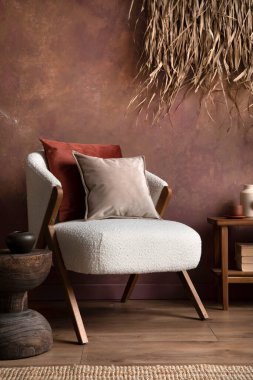 Şık oturma odası iç tasarımı ahşap bank, frotte koltuk, zarif yastıklar ve ev aksesuarları. Yaratıcı duvar. Şablon. Boşluğu kopyala.