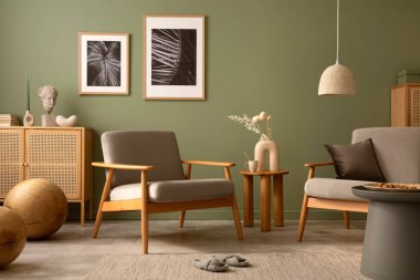 Şık oturma odası iç tasarımı koltuk, modern tuvalet çerçeveler ve yaratıcı ev aksesuarları. Şablon. Boşluğu kopyala.