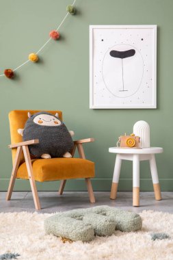 İçinde poster, peluş oyuncaklar, parlak halı, turuncu koltuk, tabure, beyaz ve turuncu aksesuarlar olan şık ve rahat çocuk odası iç tasarımı. Gri ekoseli oyuncaklar için sepet. Model yap. Gri paneller zemin. Şablon