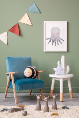 Yeşil duvarı, peluş oyuncakları, parlak halısı, mavi koltuğu, taburesi ve beyaz aksesuarları olan şık ve rahat çocuk odası iç tasarımının yaratıcı kompozisyonu. Şablon. Model.