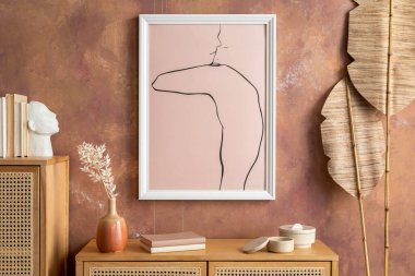 Yaratıcı kompozisyon klasik oturma odası, çekmeceler, boho yaprakları minimalist poster, tabutlar ve kurumuş çiçeklerle dolu vazo. Şık aksesuarlar. Model yap. Şablon.