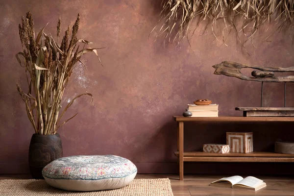 风格新颖的客厅室内设计 配有木制长椅 布娃娃枕头和现代家居配件 创意墙 复制空间 — 图库照片
