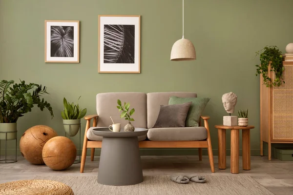 客厅内部的精致构成 采购产品现代丑闻沙发 植物和创造性的个人配件 Sage Green Wall 复制空间 — 图库照片