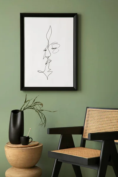 Stilvolles Wohnzimmerdesign Mit Attrappen Posterrahmen Rattan Sessel Couchtisch Und Kreativen — Stockfoto