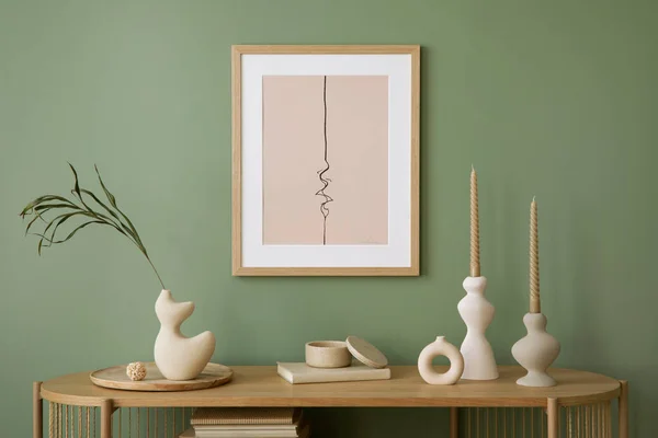 Stilvolle Wohnzimmereinrichtung Mit Attrappen Posterrahmen Holzkommode Beiger Vase Und Kreativen — Stockfoto