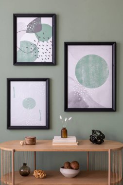 Oturma odasının iç tarafındaki ahşap konsol ve zarif aksesuarlarla süslü boho kompozisyonu. Posteri düzenle. Konforlu dairede bitkiler. Ev dekoru. Şablon.