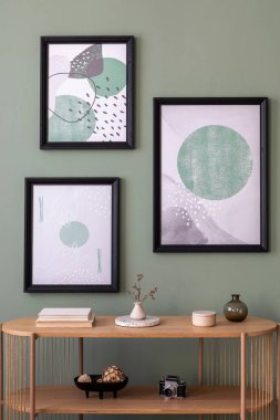 Oturma odasının iç kısımlarında ahşap konsol ve zarif kişisel aksesuarlarla süslü püslü kompozisyon. Posteri düzenle. Yeşil duvar. Ev dekoru. Şablon. 