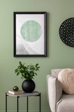 Oturma odasının iç dekorasyonu yeşil duvar, dizayn koltuğu, sehpa, duvardaki süs ve zarif kişisel aksesuarlar. Posteri düzenle. Samimi bir daire. Şablon. 